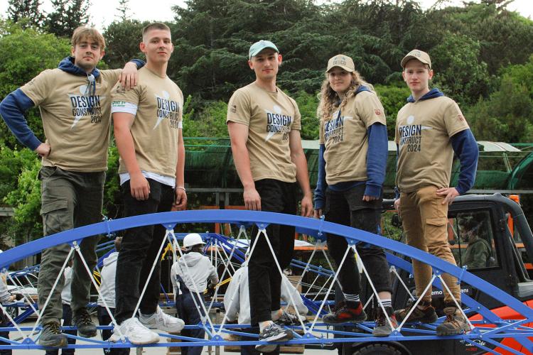 Na zdjęciu studenci z Koła Naukowego Mostowców stojący na swoim moście