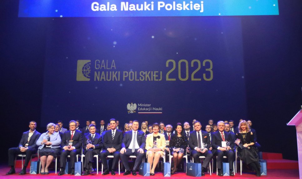 Zdjęcie grupy ludzi - laureatów nagród na Gali Nauki Polskiej