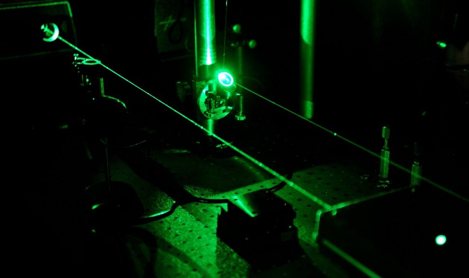 Zdjęcie eksperymentu z udziałem zielonego światła