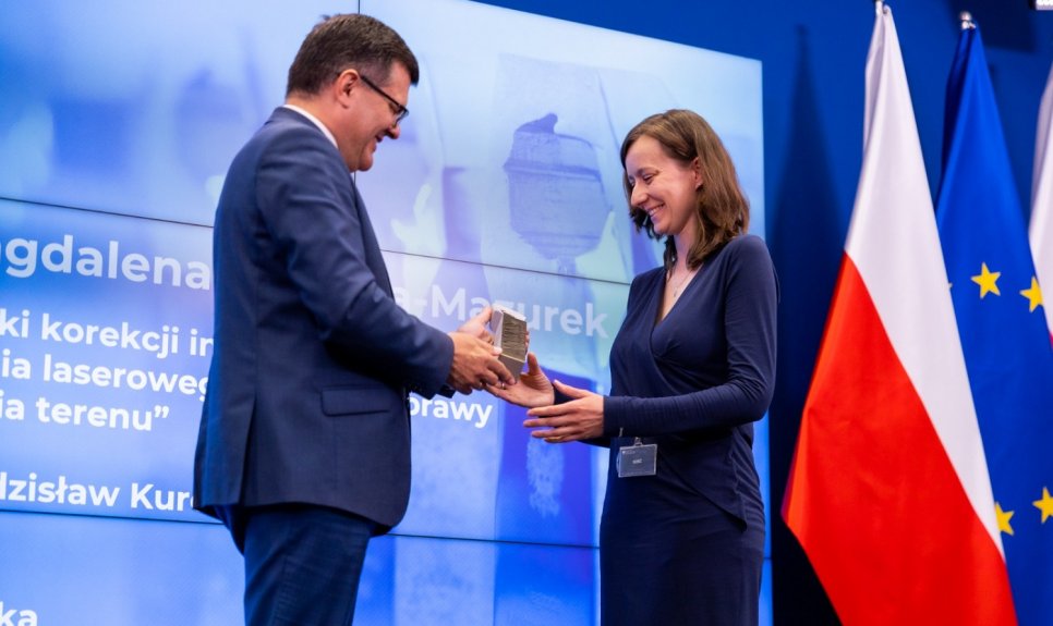 Na zdjęciu dr inż. Magdalena Pilarska-Mazurek odbierająca nagrodę