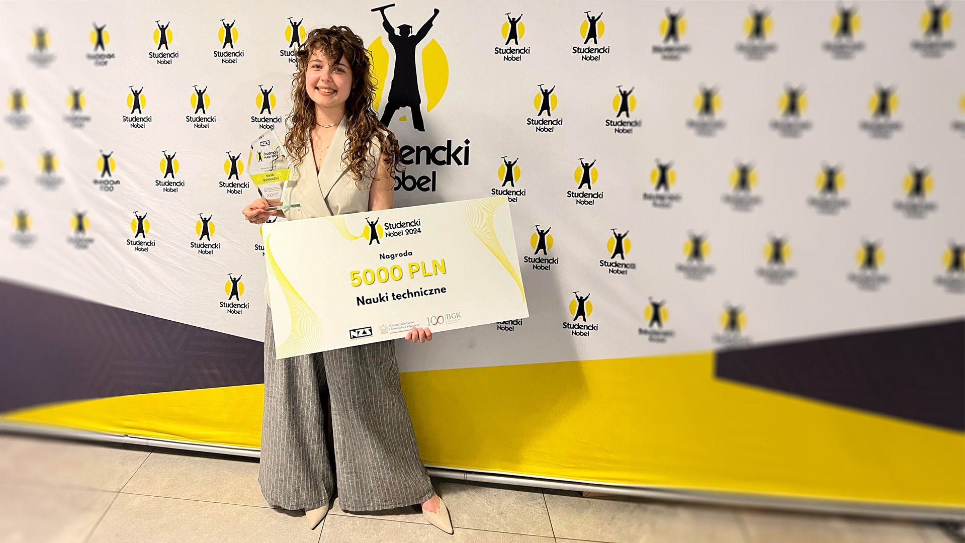 Na zdjęciu Julia Wilk z czekiem i statuetką za zwycięstwo w konkursie Studencki Nobel