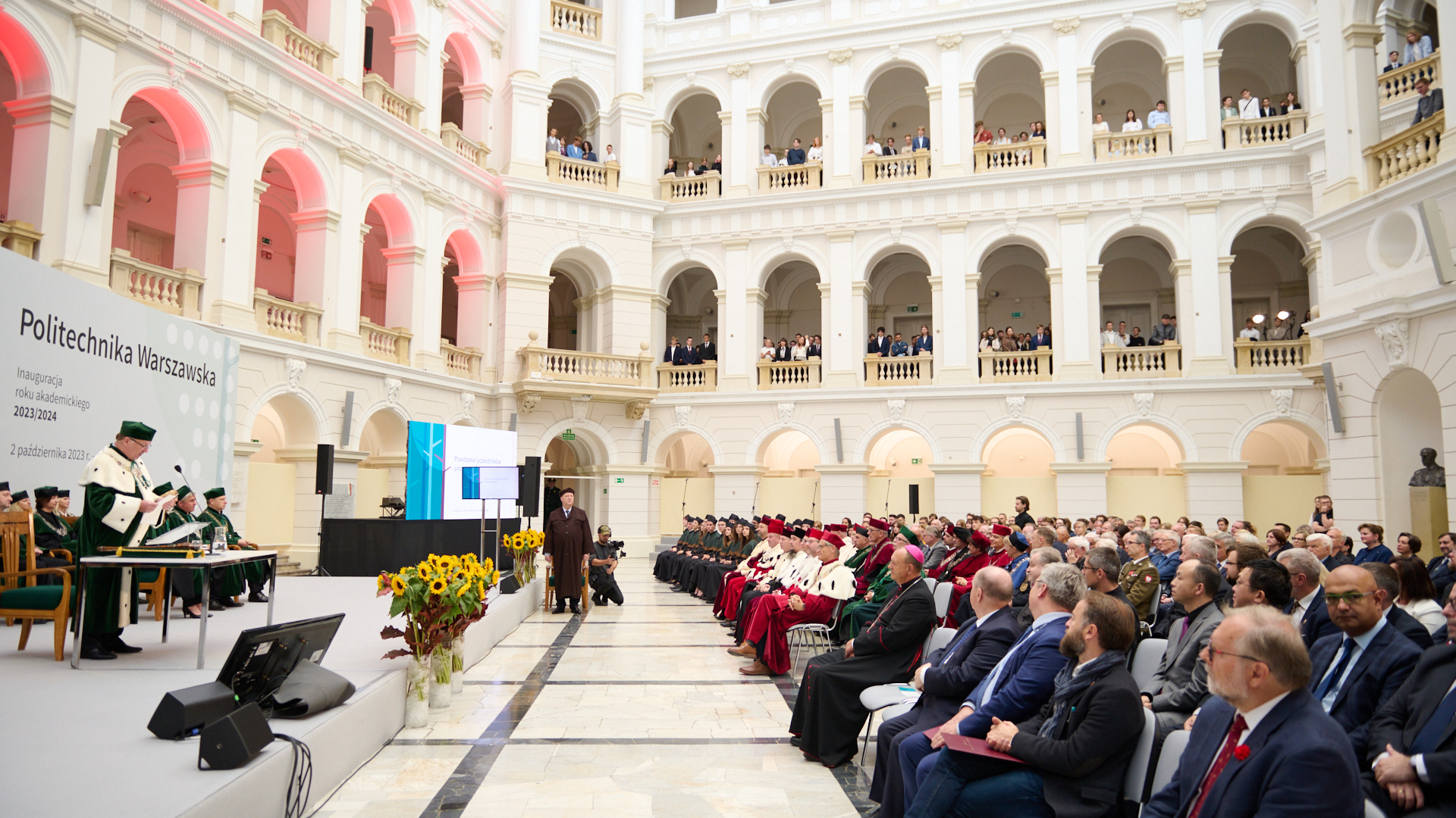 Na zdjęciu Duża Aula wypełniona ludźmi podczas inauguracji roku akademickiego 2023/2024