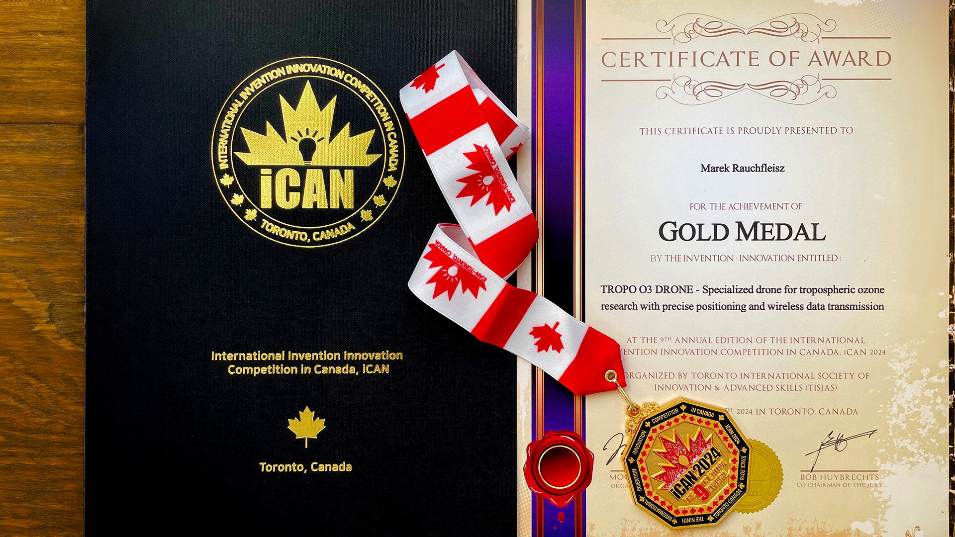 Na zdjęciu medal Canadian Special Award of Excellence