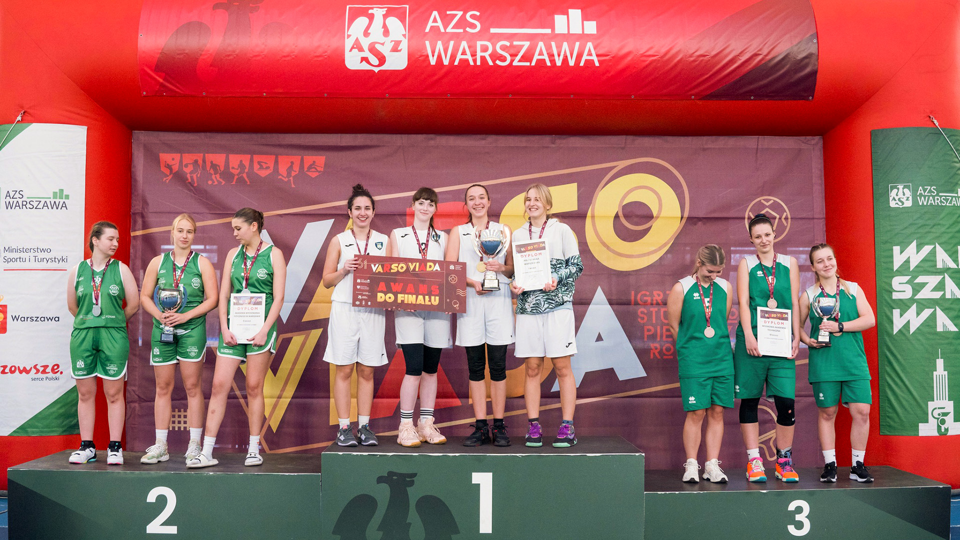 Na zdjęciu najlepsze zespoły koszykówki 3x3 na podium Varsoviady 2024