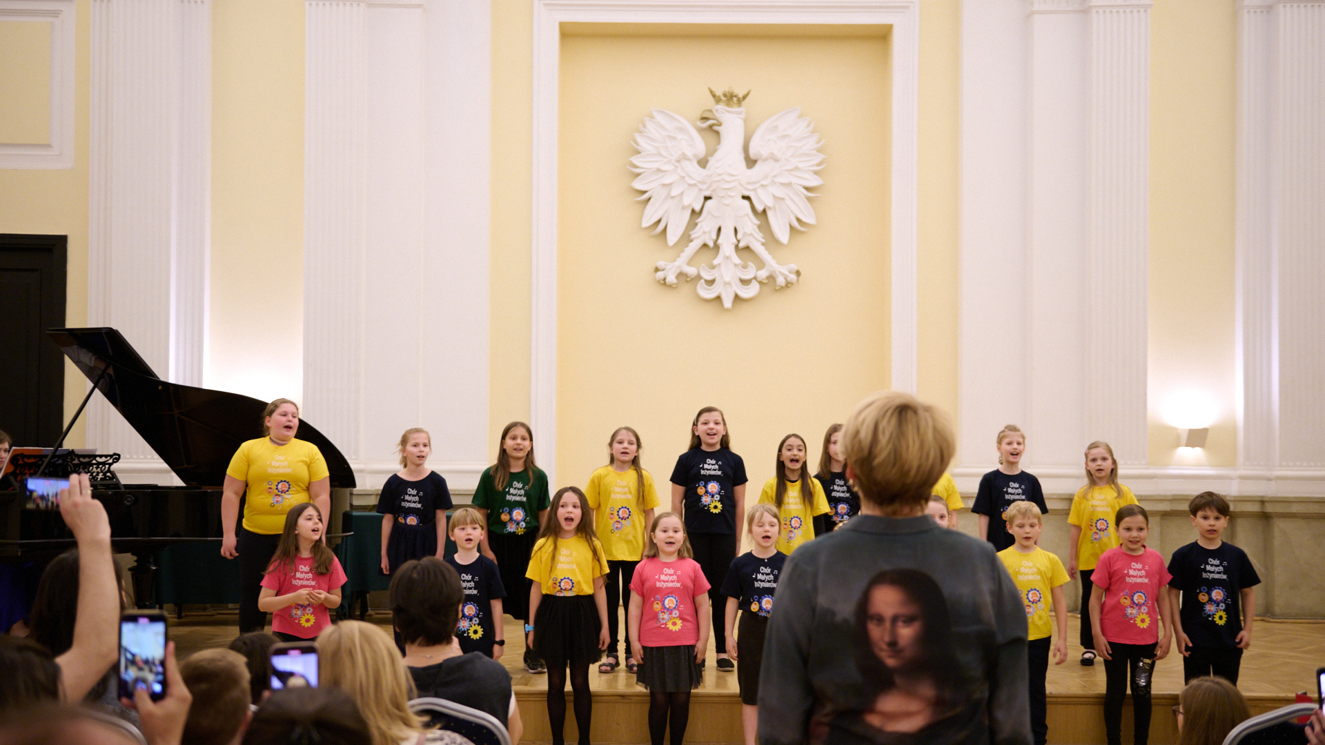 Na zdjęciu grupa śpiewających dzieci