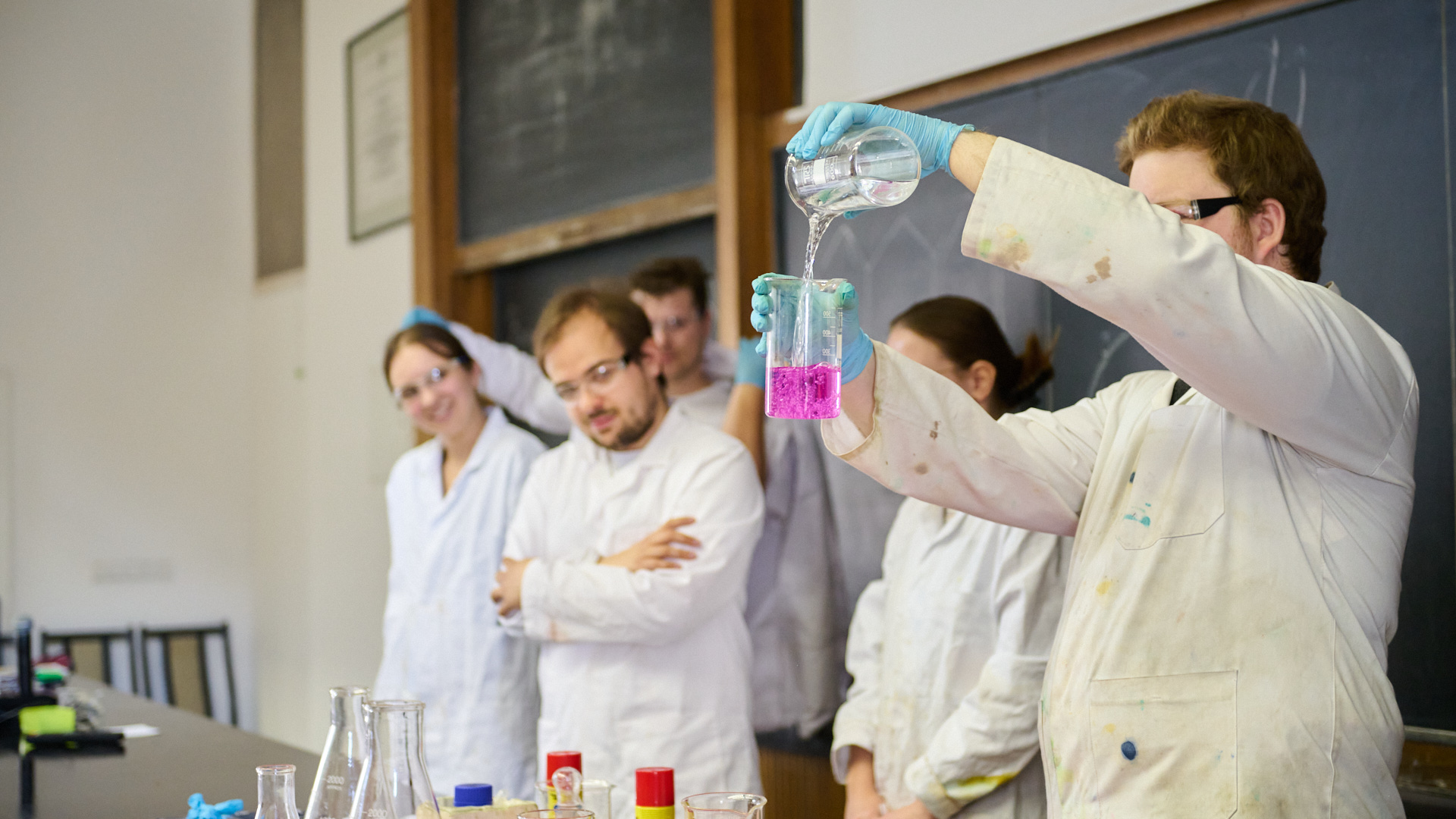 Na zdjęciu studenci wykonujący pokaz chemiczny