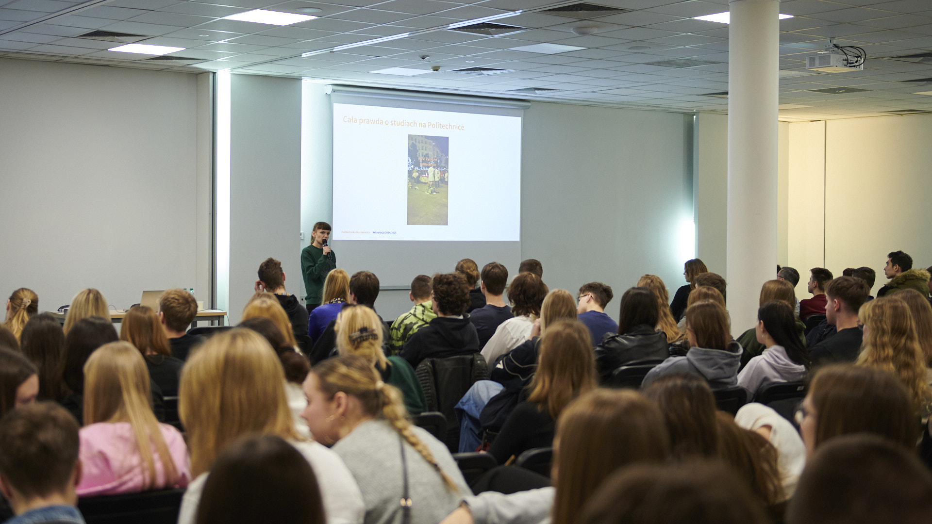 Na zdjęciu sala pełna ludzi podczas prezentacji o Politechnice na Międzynarodowym Salonie Edukacyjnym