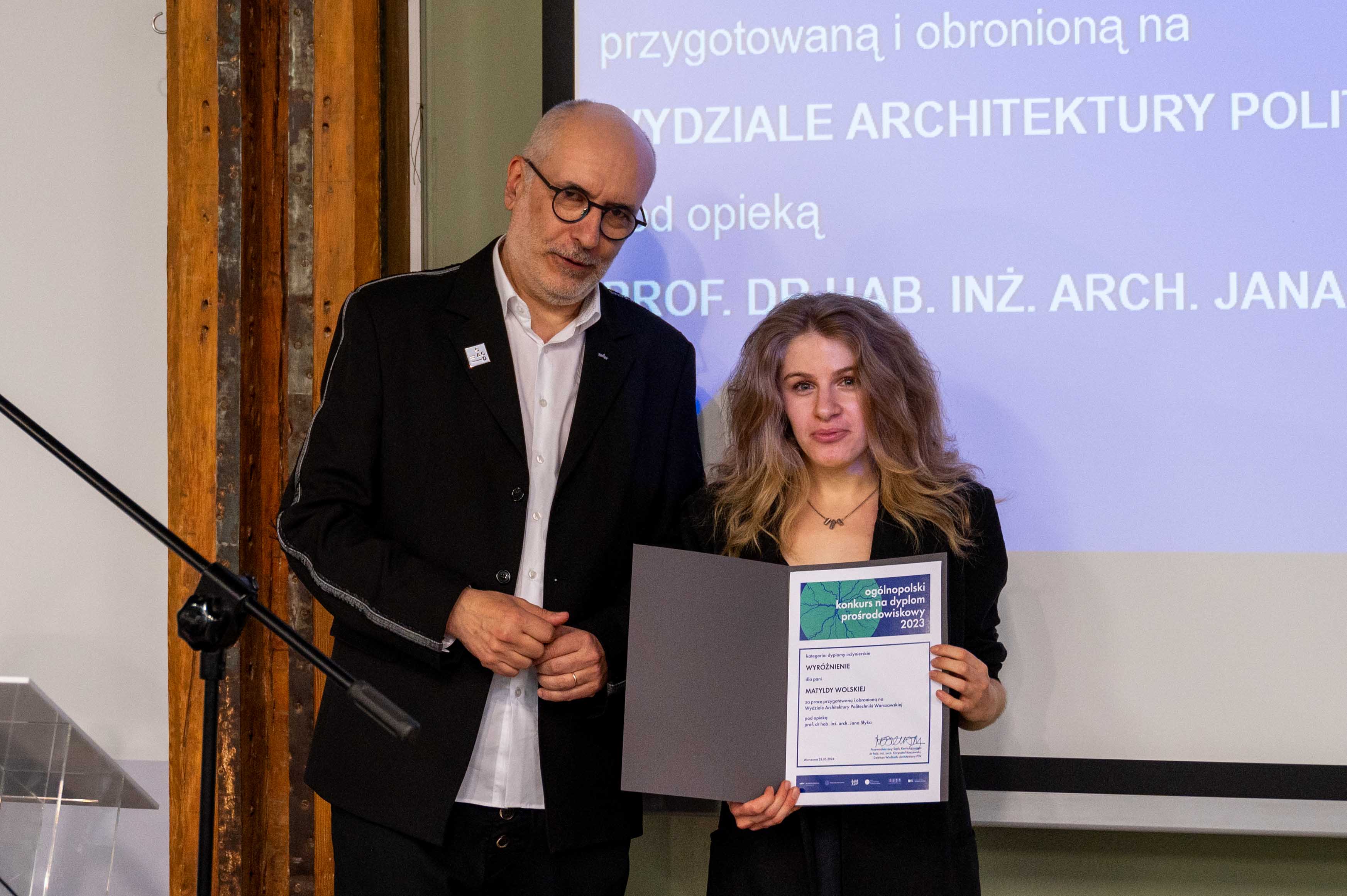 Na zdjęciu Matylda Wolska (WAPW) z Dziekanem Wydziału Architektury PW