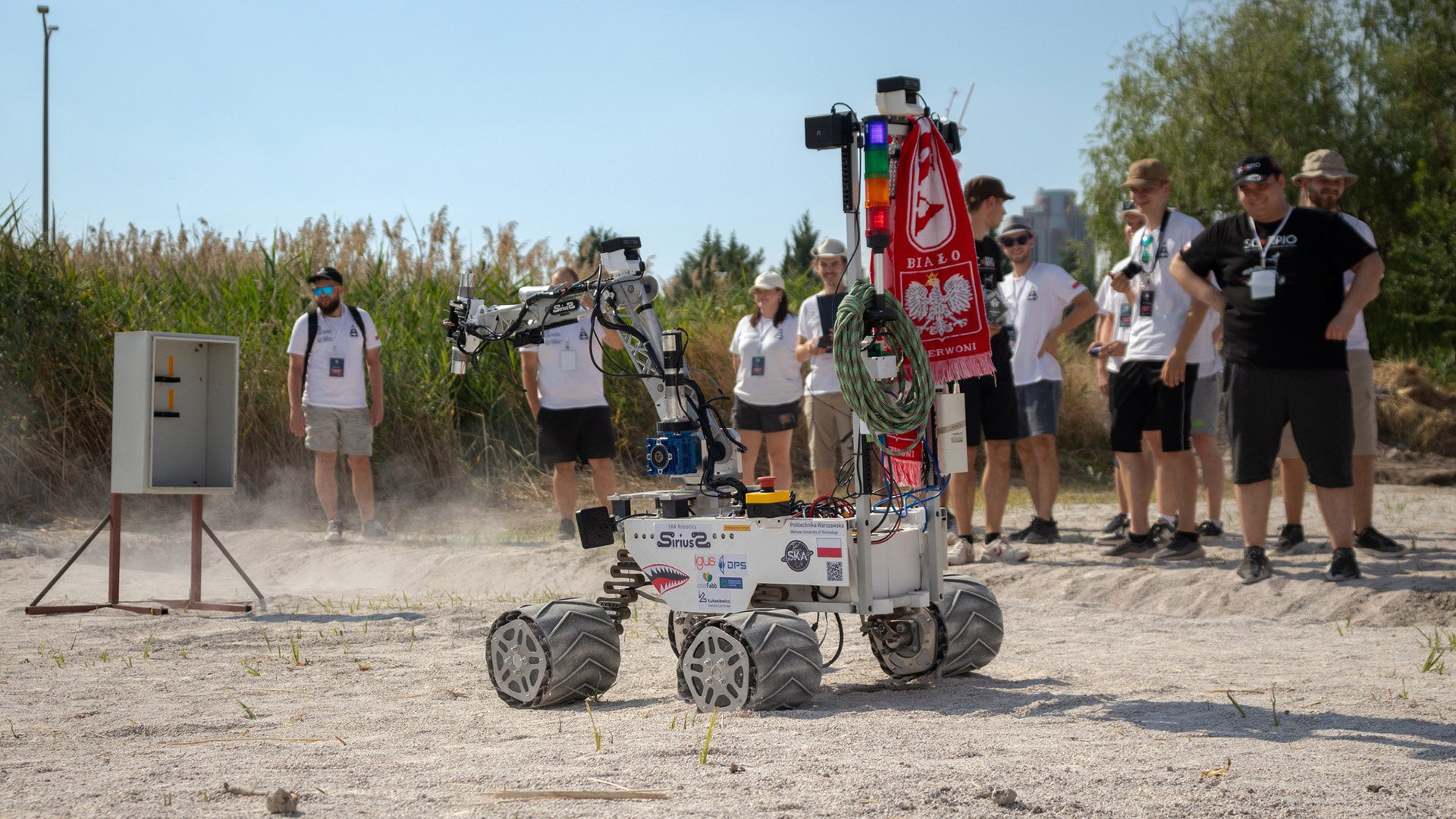 Na zdjęciu członkowie SKA Robotics i łazik podczas zawodów Anatolian Rover Challenge