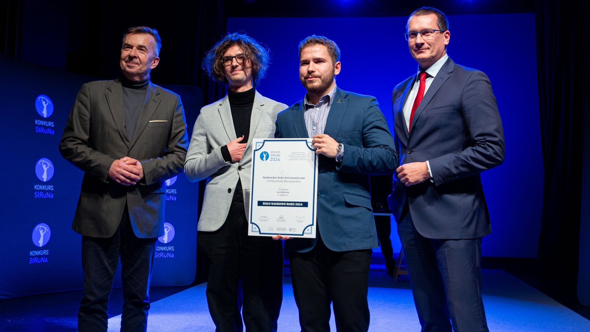 Na zdjęciu studenci ze Studenckiego Koła Astronautycznego z Ministrem Nauki i dyplomem za wyróżenienie w konkursie StRuNa