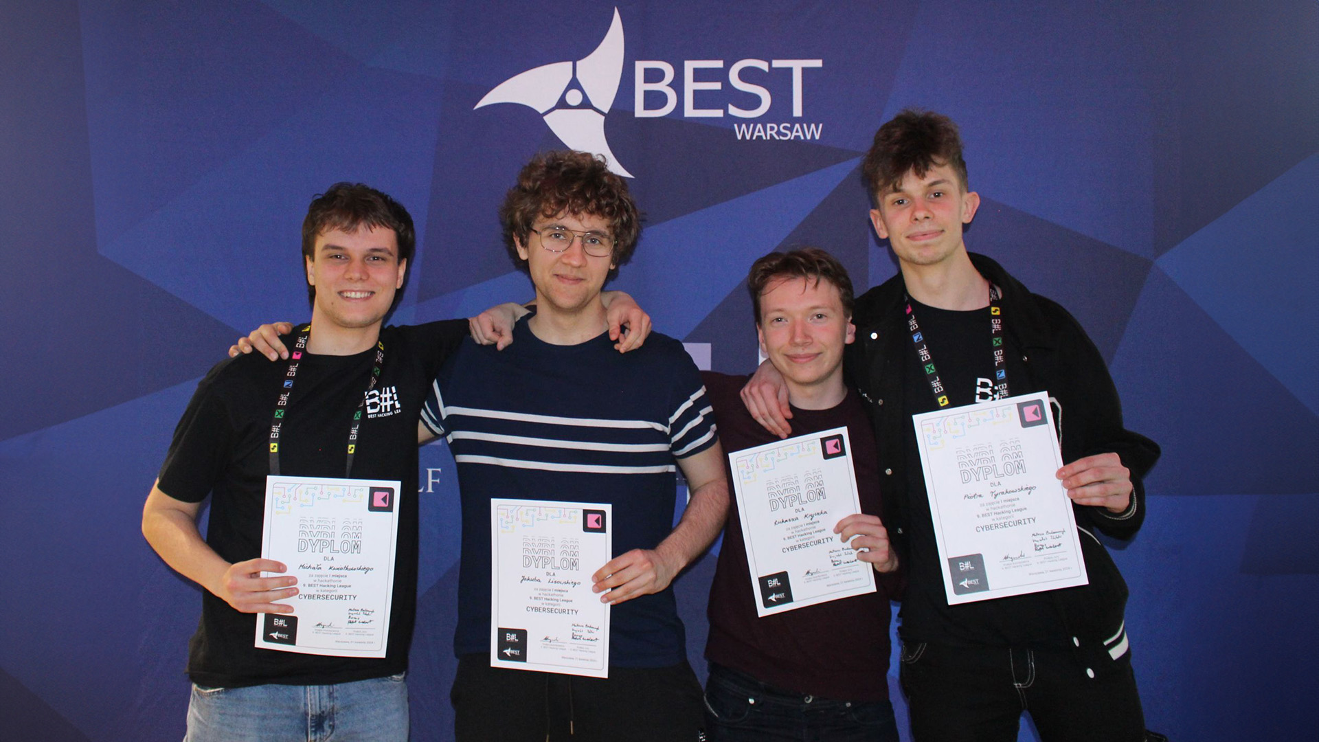 Na zdjęciu Łukasz Kryczka, Piotr Tyrakowski, Michał Kwiatkowski i Jakub Lisowski z dyplomami za zwycięstwo w BEST Hacking League