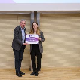 Na zdjęciu Aleksandra Pisarek z nagrodą za II miejsce oraz Prorektor ds. Nauki prof. Mariusz Malinowski