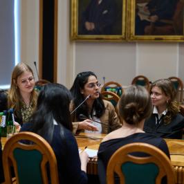 Na zdjęciu spotkanie Wiceprzewodniczącej Komisji Europejskiej ze studentkami PW