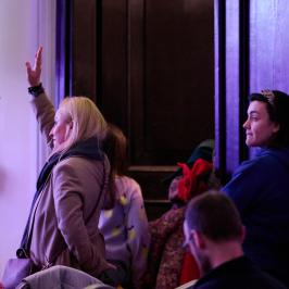 Na zdjęciu uczestnicy licytacji na żywo podczas finału Wielkiej Orkiestry Świątecznej Pomocy na Politechnice Warszawskiej