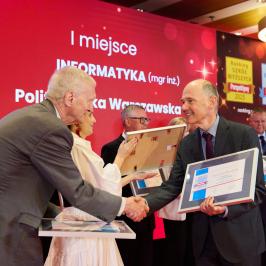 Na zdjęciu prof. Grzegorz Świątek, Dziekan Wydziału Matematyki i Nauk Informacyjnych odbira dyplom za ranking Perspektyw 2025