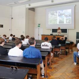 Na zdjęciu aula wypełniona ludźmi