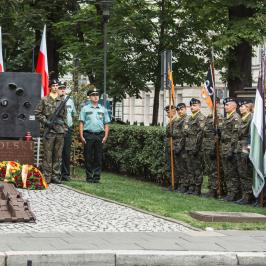 Na zdjęciu żołnierze i poczty sztandarowe przy pomniku Batalionu "Golski"