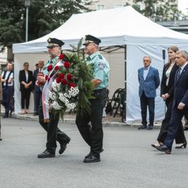 Na zdjęciu Prorektor ds. Rozwoju prof. Adam Woźniak oraz przedstawicielki Samorządu Studentów Politechniki Warszawskiej: Agnieszka Tujko oraz Jagoda Bal oraz strażnicy akademiccy z wieńcem