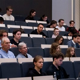 Na zdjęciu uczestnicy spotkania z cyklu „Absolwenci w branży” na Wydziale Geodezji i Kartografii 