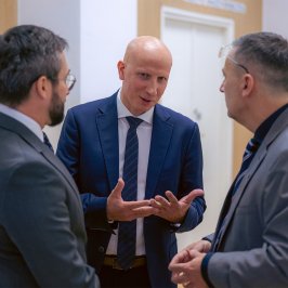 Na zdjęciu uczestnicy spotkania z cyklu „Absolwenci w branży” na Wydziale Samochodów i Maszyn Roboczych