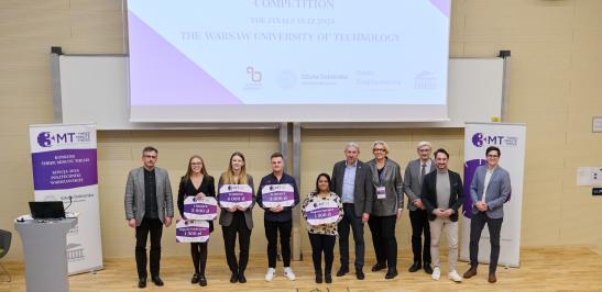 Na zdjęciu laureaci konkursu 3MT na Politechnice Warszawskiej, jurorzy oraz prowadzący. Wszyscy stoją na scenie
