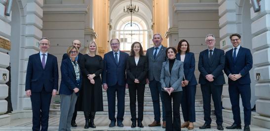 Na zdjęciu Wiceprzewodnicząca Komisji Europejskiej, członkowie delegacji i przedstawiciele Władz PW w Gmachu Głównym