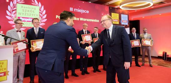 Na zdjęciu prof. Krzysztof Zaremba, Rektor Politechniki Warszawskiej odbira dyplom za ranking Perspektyw 2025