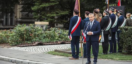 Na zdjęciu Prorektor ds. Rozwoju prof. Adam Woźniak podczas przemowy przy pomniku Batalionu "Golski"