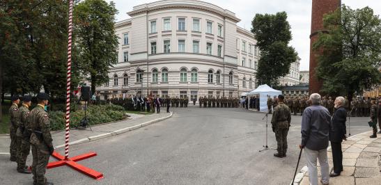 Na zdjęciu uczestnicy uroczystości pod pomnikiem Batalionu "Golski", upamiętniających 81. rocznicę wybuchu Powstania Warszawskiego 