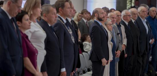 Na zdjęciu grupa osób - uczestnicy uroczystej sesji Rady m.st. Warszawy z okazji Dnia Pamięci Warszawy