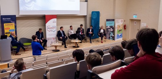 Na zdjęciu uczestnicy spotkania z cyklu „Absolwenci w branży” na Wydziale Geodezji i Kartografii 