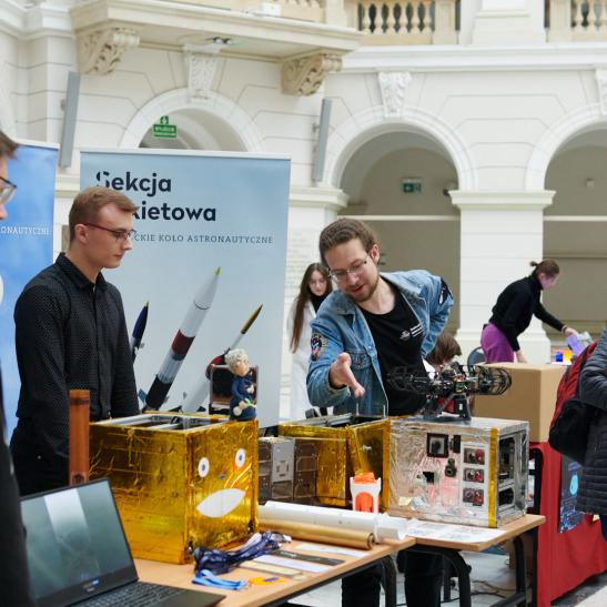 Na zdjęciu uczestnicy pokazu Studenckiego Koła Astronautycznego