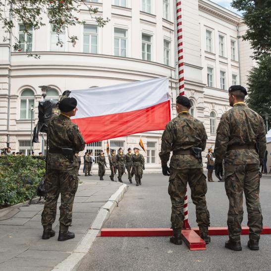 Na zdjęciu żołnierze podnoszą flagę Polski na maszt