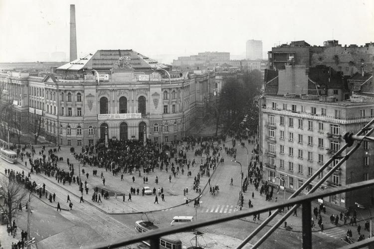 Plac przed Gmachem Głównym podczas protestów z marca 1968 roku