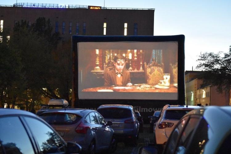 Zdjęcie samochodów przed wielkim ekranem kinowym