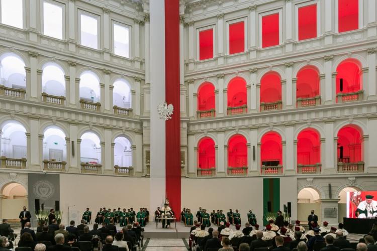Zdjęcie uczestników inauguracji nowego roku akademickiego w Dużej Auli w Gmachu Głównym Politechniki Warszawskiej