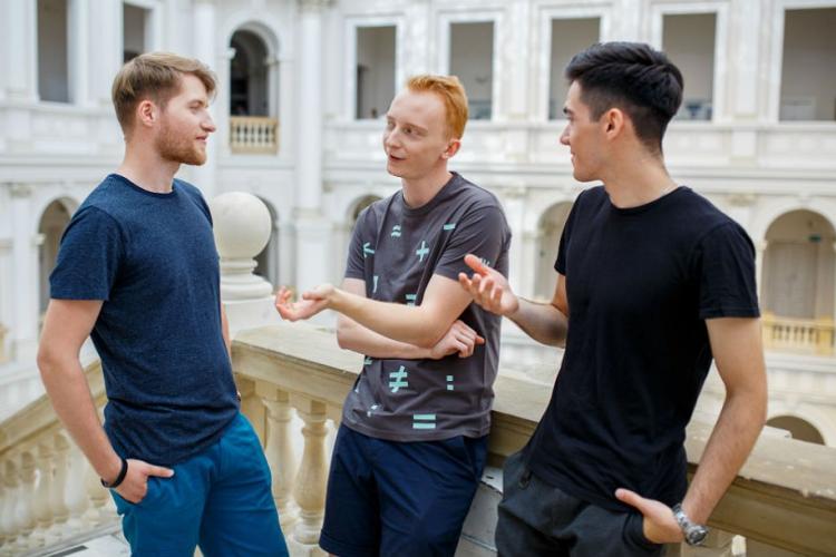 Zdjęcie studentów w Gmachu Głównym Politechniki Warszawskiej