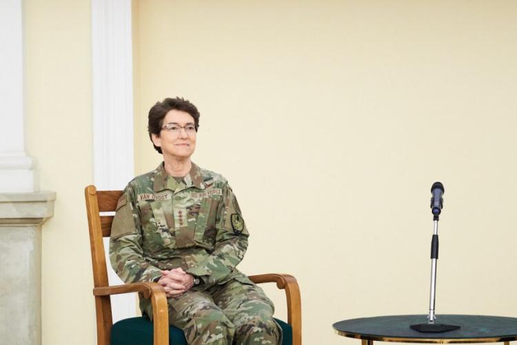 Zdjęcie Generał Jacqueline Van Ovost podczas spotkania