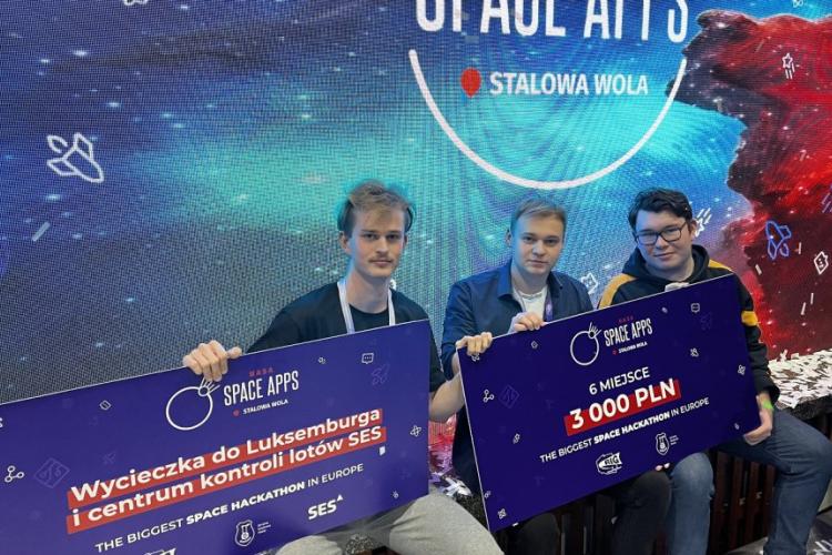 Zdjęcie studentów Politechniki Warszawskiej z symbolicznymi czekami
