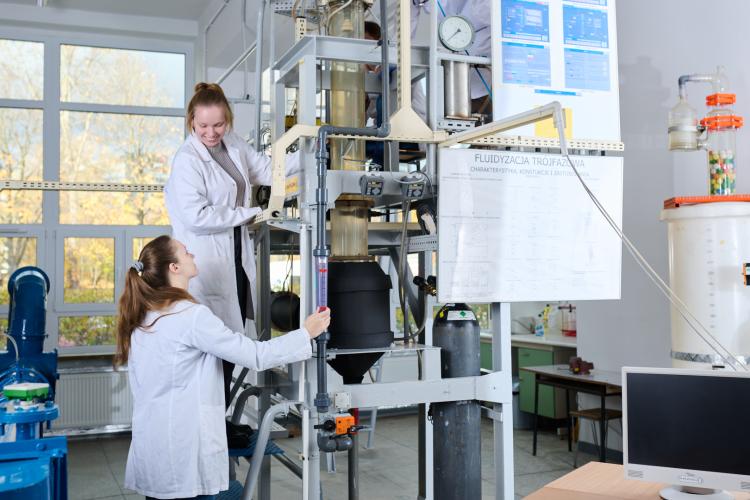 Na zdjęciu dwie kobiety w laboratorium