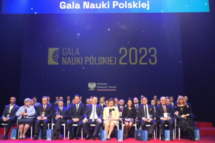 Zdjęcie grupy ludzi - laureatów nagród na Gali Nauki Polskiej