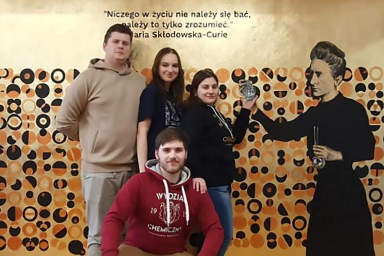 Na zdjęciu studenci z Chemicznego Koła Naukowego Flogiston