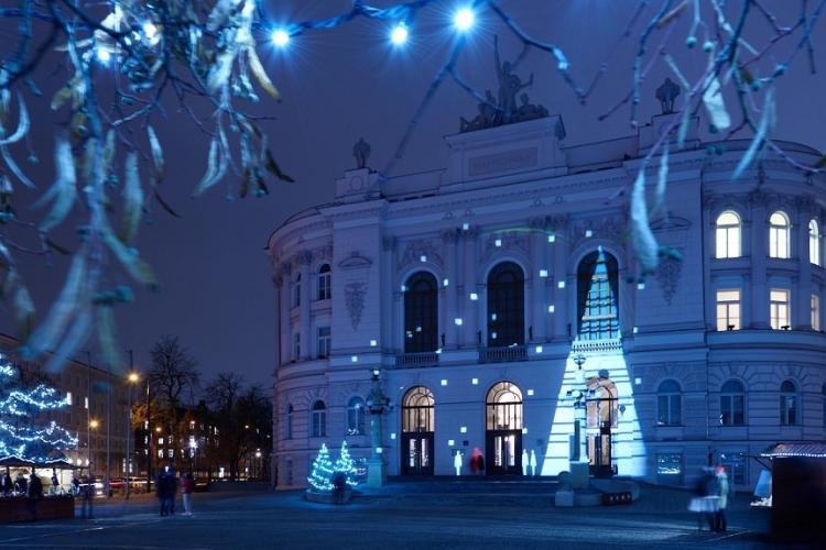 Zdjęcie świątecznej iluminacji Gmachu Głównego Politechniki Warszawskiej