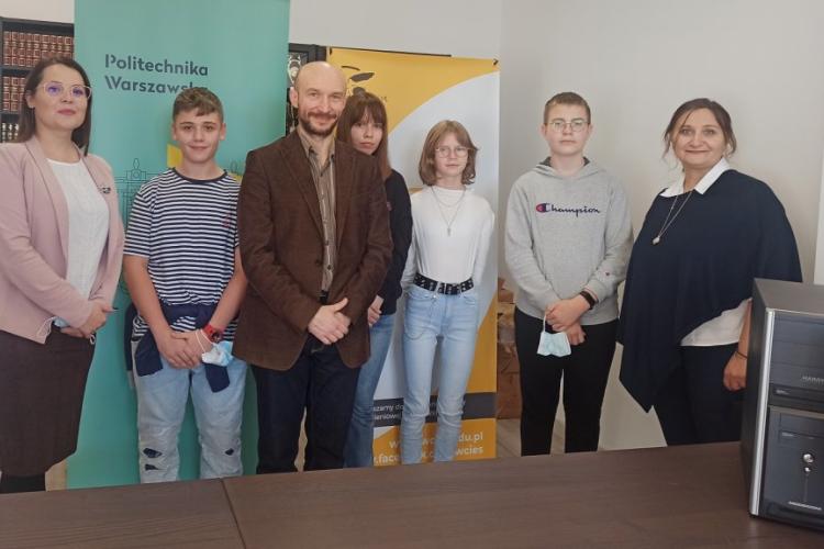 Zdjęcie Prorektora ds. Studenckich, dyrekcji szkoły i uczniów