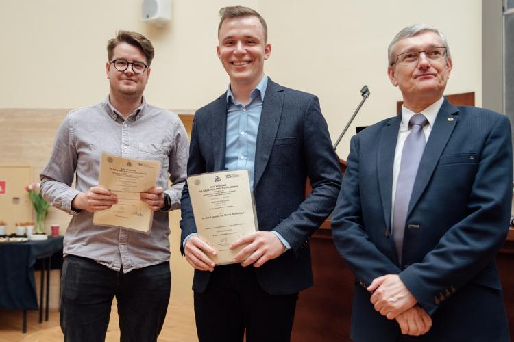 Na zdjęciu Michał Karelus i Michał Niedzielczyk z prof. Piotrem Przybyłowiczem - Dziekanem Wydziału Samochodów i Maszyn Roboczych