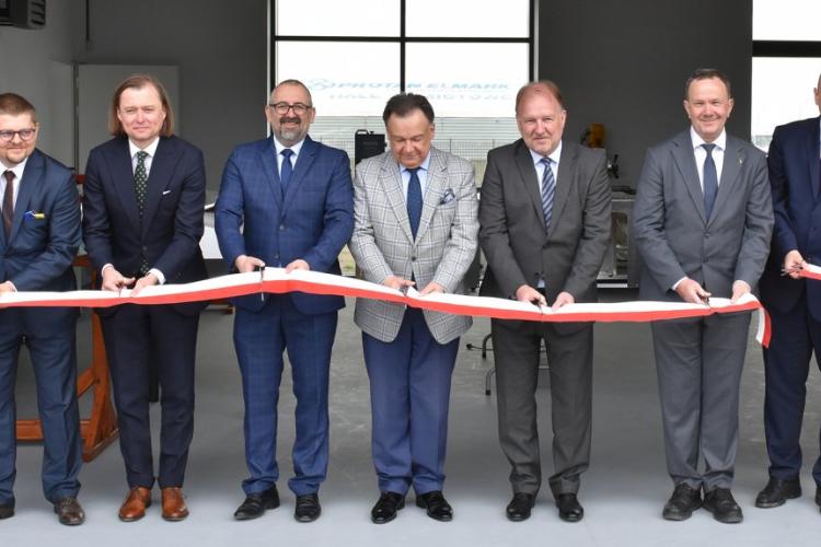 Zdjęcie osób przecinających wstęgę podczas otwarcia laboratorium
