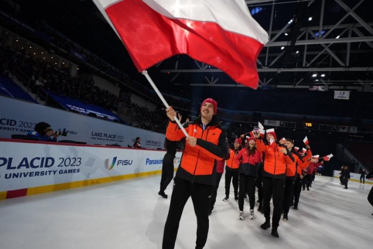 Zdjęcie Marka Kani niosącego polską flagę podczas ceremonii otwarcia zimowej uniwersjady