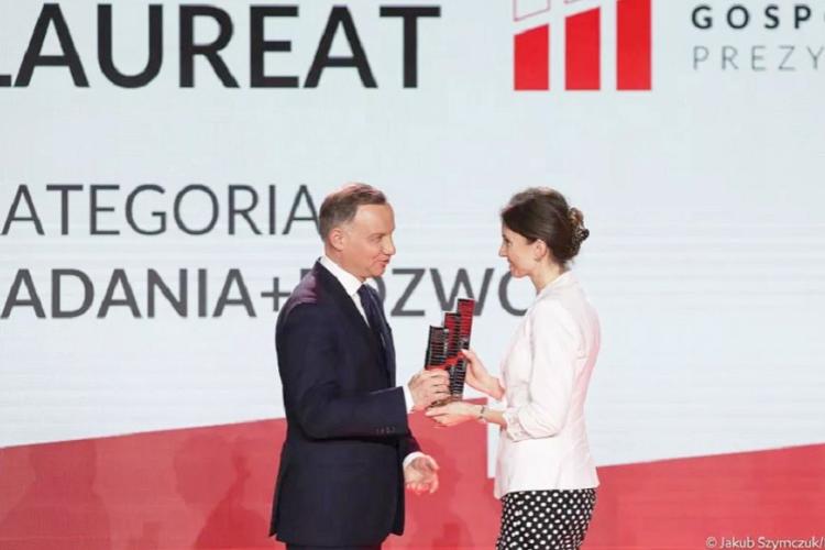 Prof. Agnieszka Jastrzębska odbiera nagrodę z rąk Prezydenta RP