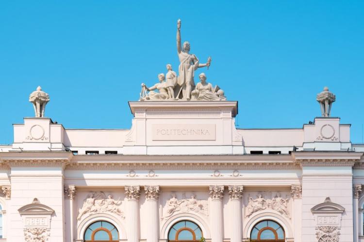 Zdjęcie alegorii na szczycie Gmachu Głównego Politechniki Warszawskiej