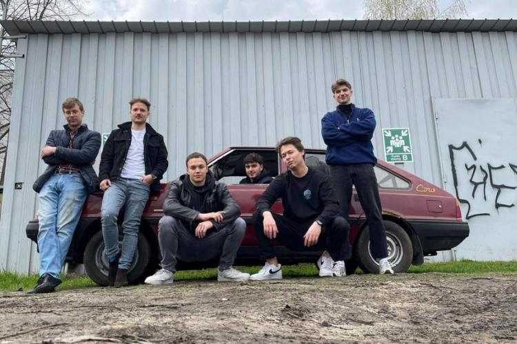 Zdjęcie studentów z koła naukowego na tle poloneza